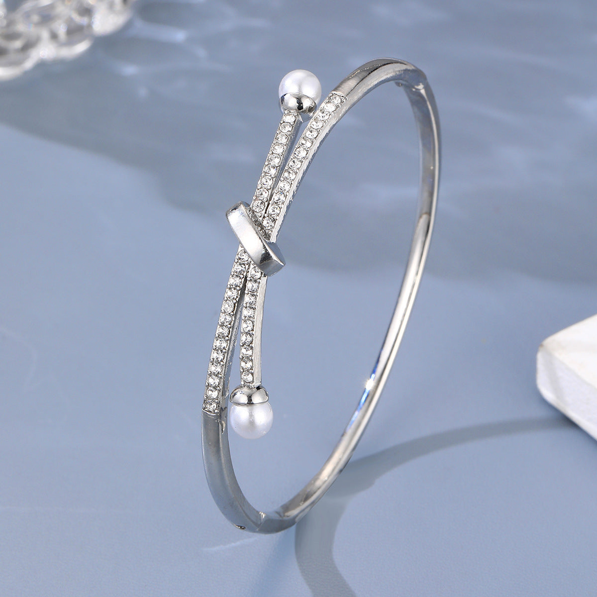 Cross-Border Hot-Selling European and American Light Luxury Niche Design Bracelets, Personalized Temperament Bracelets, Fashionable and Elegant Hand Accessories